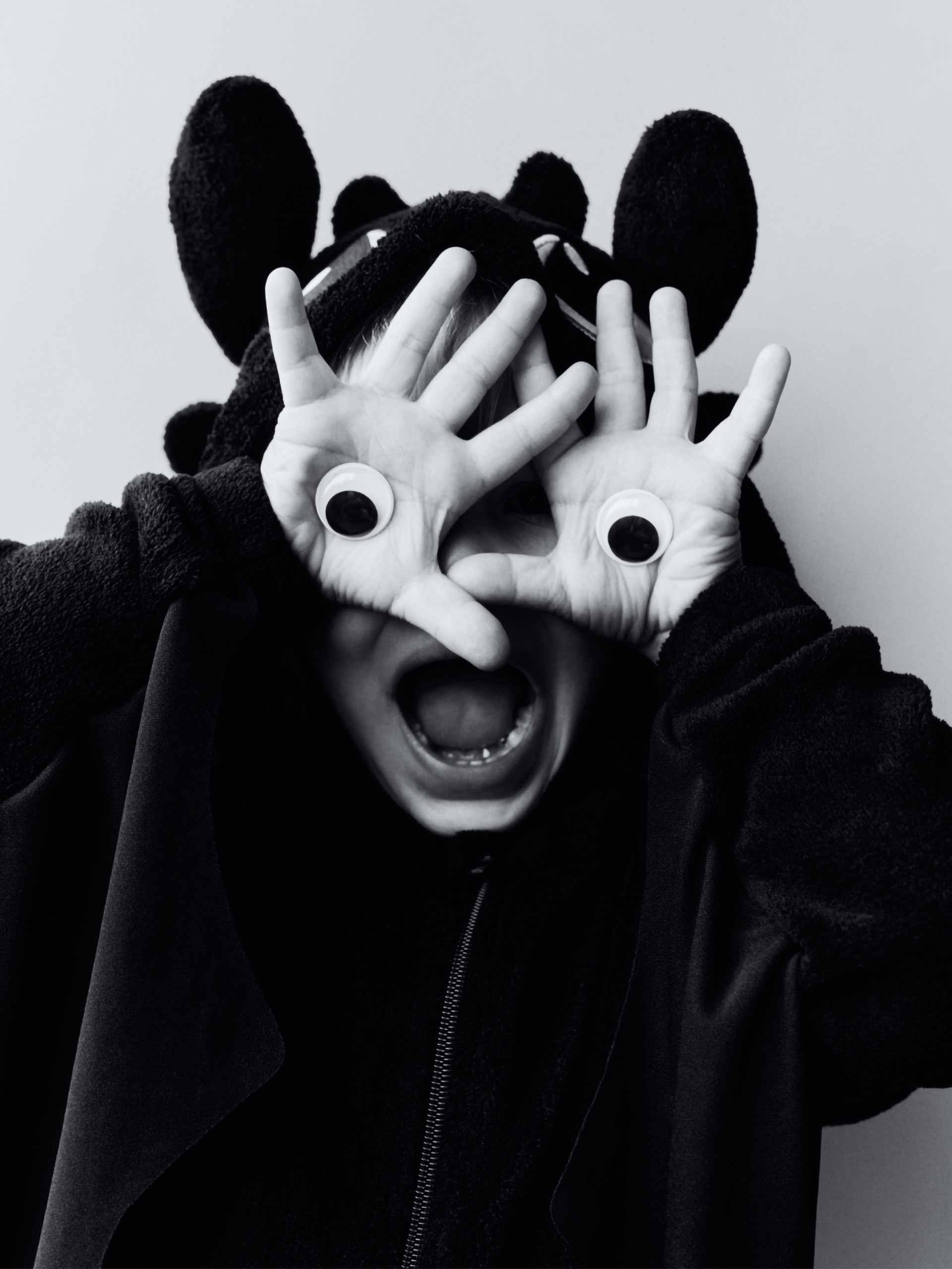 kidshalloween-holding-hm-kids