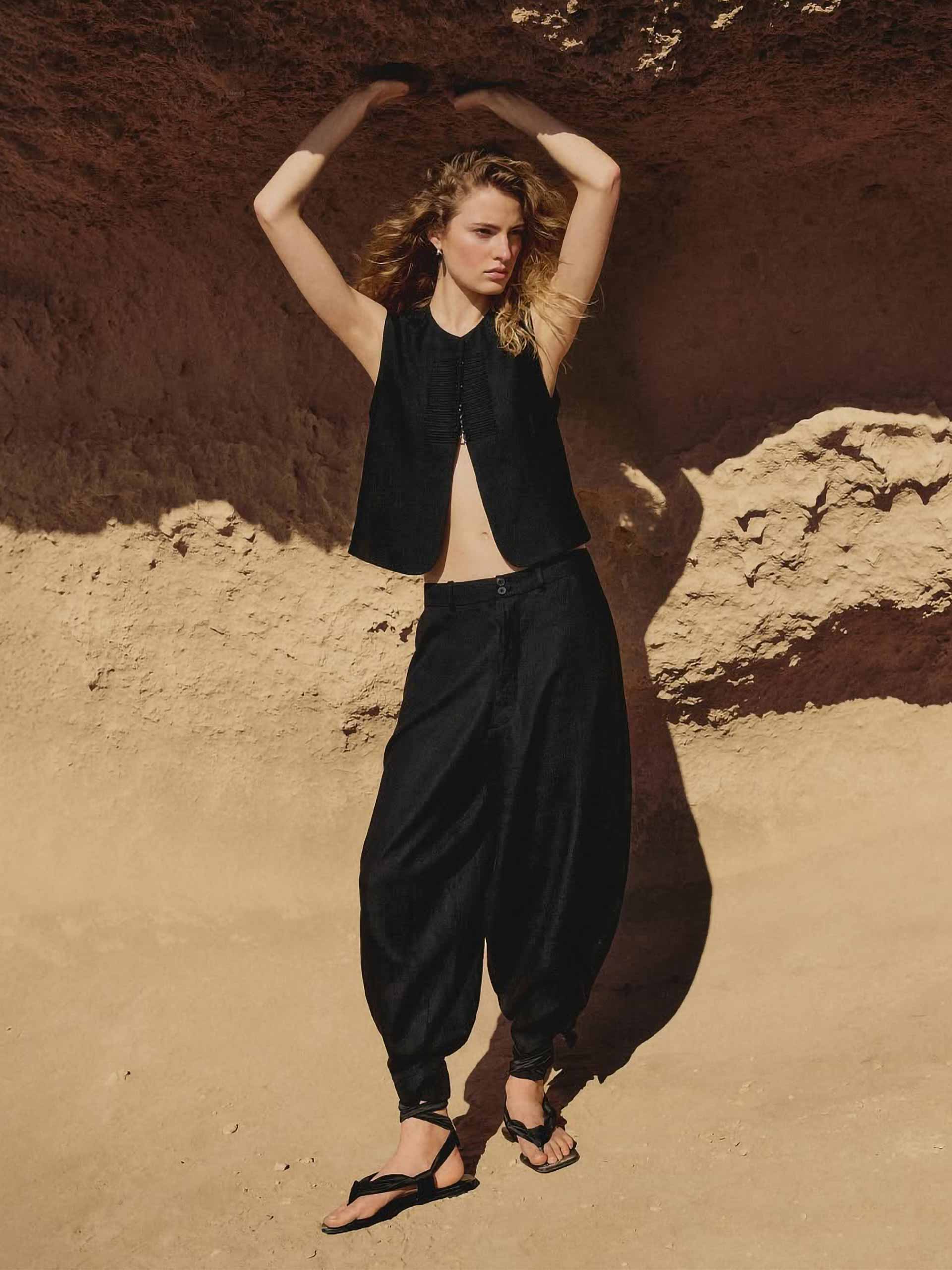 linen-holding-massimo-dutti