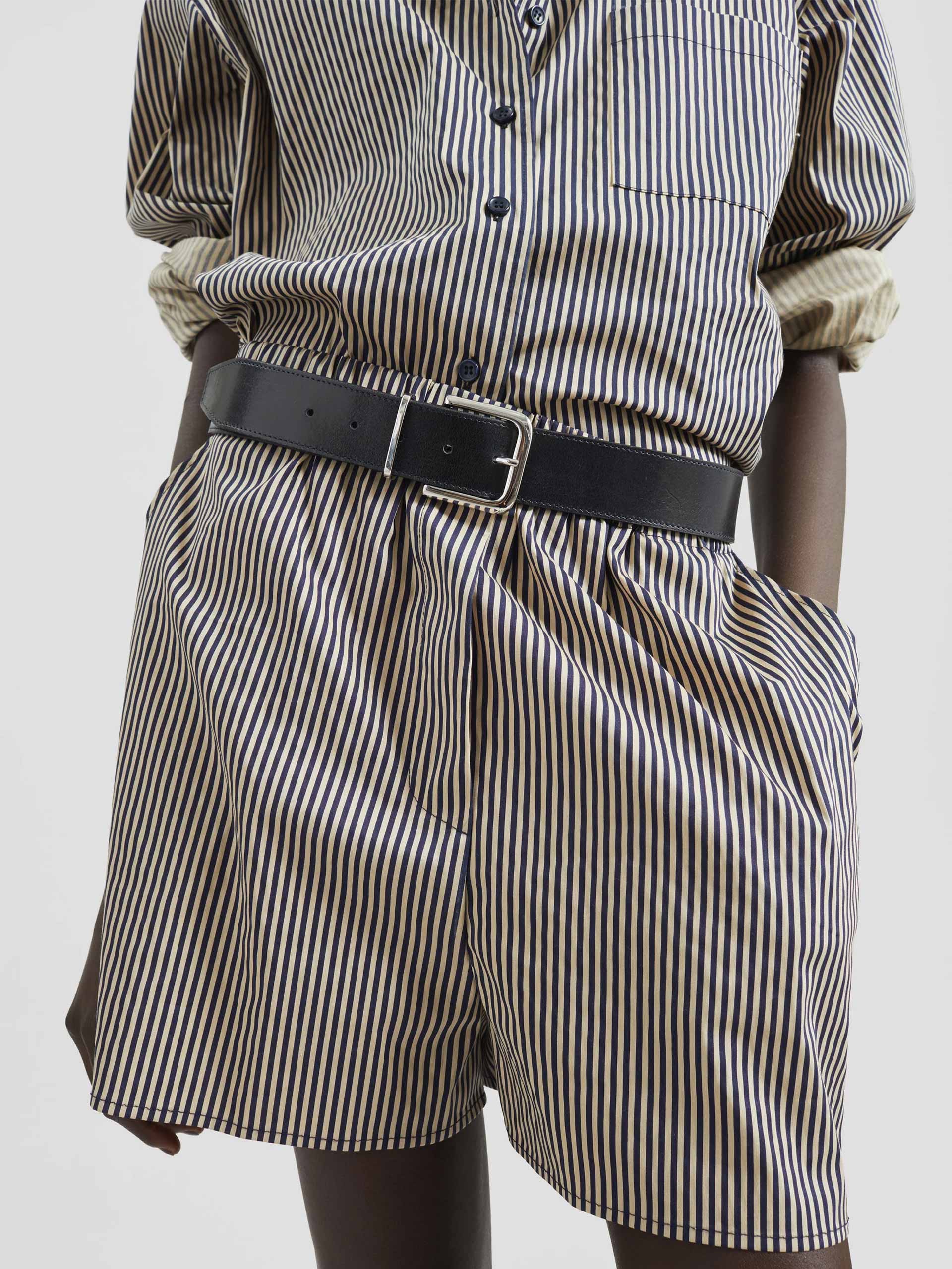 shorts-holding-thefrankieshop